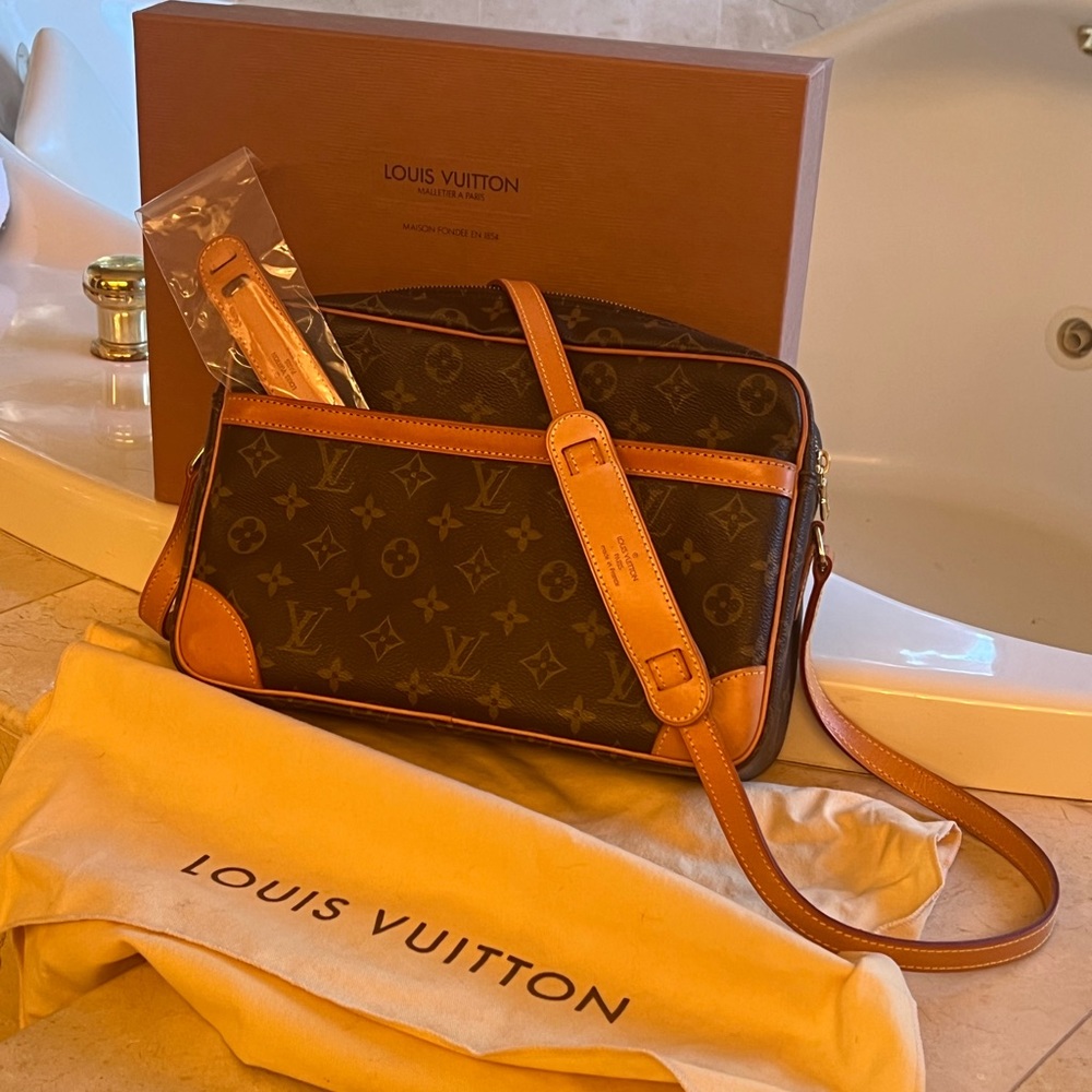 AUTHENTIC LOUIS VUITTON MONOGRAN